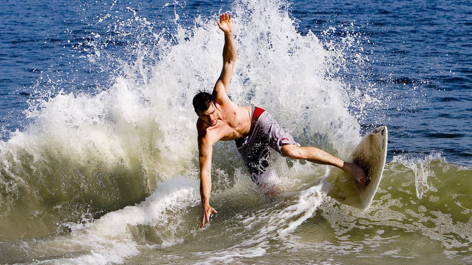 德甲关键扑救决定比赛走向，战术变化令人惊喜，德甲揭幕战